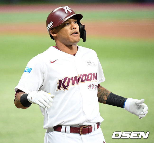 1회말 2사 주자 2루 키움 러셀이 유격수 앞 땅볼 타구로 물러나며 아쉬움의 박수를 치고 있다. /rumi@osen.co.kr