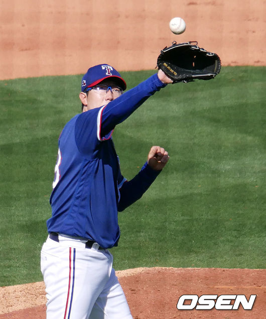 [OSEN=서프라이즈(미 애리조나주), 이사부 통신원]양현종이 2사에서 DJ 피터스에게 솔로홈런을 허용하며 아쉬워하고 있다. /lsboo@osen.co.kr