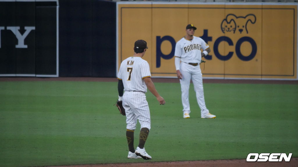 [OSEN=샌디에이고, 이사부 통신원] 샌디에이고의 김하성(왼쪽)이 4일(한국시간) 펫코 파크에서 벌어진 애리조나와의 경기 도중 수비 시프트로 이동한 매니 마차도에게 사인을 전달해주고 있다. /lsboo@osen.co.kr