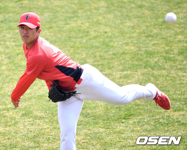 26일 광주-KIA 챔피언스필드에서 ‘2021 KBO리그’ KIA 타이거즈와 롯데 자이언츠의 시범경기가 열린다.KIA 이의리가 캐치볼 훈련을 하고 있다. / dreamer@osen.co.kr