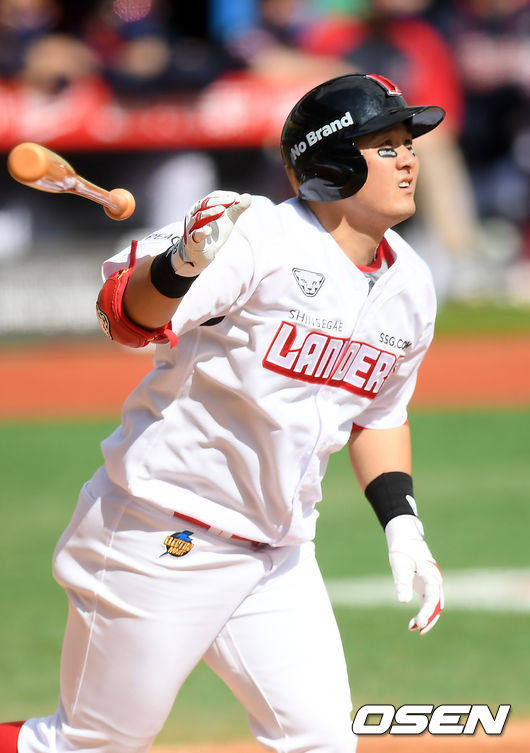 4회말 무사 1루 SSG 최주환이 투런 홈런을 날리고 있다. / rumi@osen.co.kr