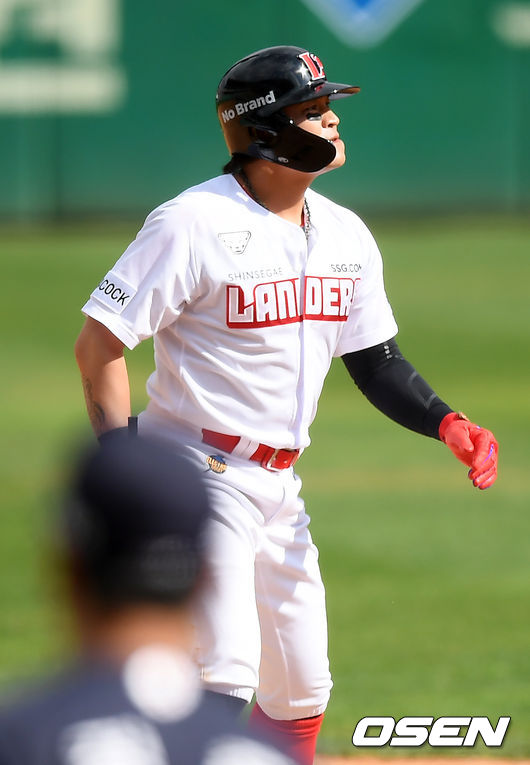 5회말 2사 주자 1루 SSG 최정 타석에서 1루 주자 추신수가 2루 도루에 성공하며 기뻐하고 있다./ rumi@osen.co.kr