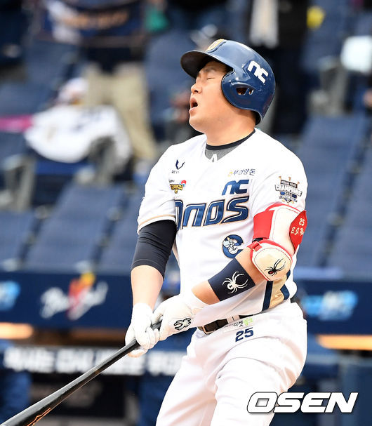 5회말 2사 만루에서 NC 양의지가 초구를 노렸지만 파울에 아쉬워하고 있다. /jpnews@osen.co.kr