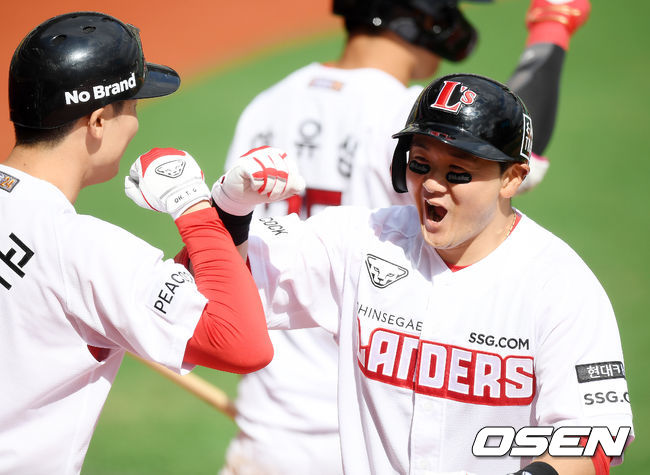 4회말 무사 1루 SSG 최주환이 투런 홈런을 날린 후 홈을 밟은 후 동료들과 하이파이브를 하며 기뻐하고 있다. / rumi@osen.co.kr