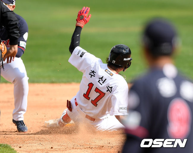 5회말 2사 주자 1루 SSG 최정 타석에서 1루 주자 추신수가 2루 도루에 성공하고 있다./ rumi@osen.co.kr