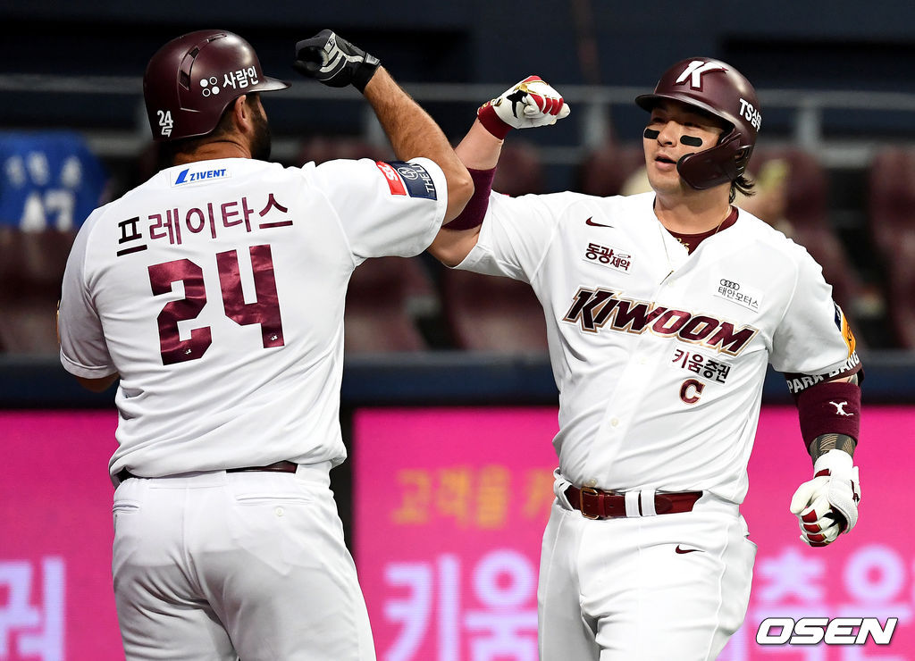 6회초 2사 주자없는 상황 키움 박병호가 달아나는 좌월 솔로포를 날리고 프레이타스와 세리머니를 펼치고 있다. / dreamer@osen.co.kr