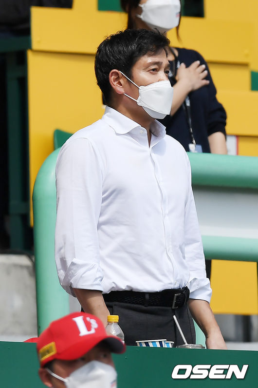 정용진 SSG 랜더스 구단주가 관중석에서 그라운드를 바라보고 있다. / rumi@osen.co.kr