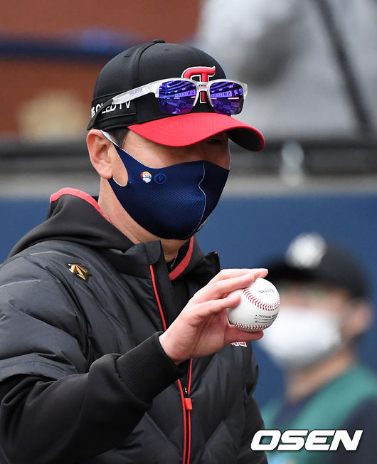 경기를 마치고 LG 류지현 감독이 첫 승 기념구를 들고 포즈를 취하고 있다. /jpnews@osen.co.kr