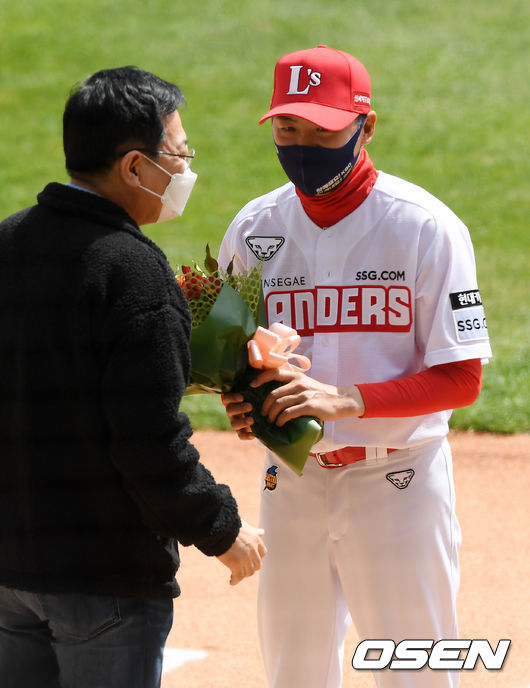 SSG 랜더스 김원형 감독이 경기 전 꽃다발을 받고 있다. / rumi@osen.co.kr