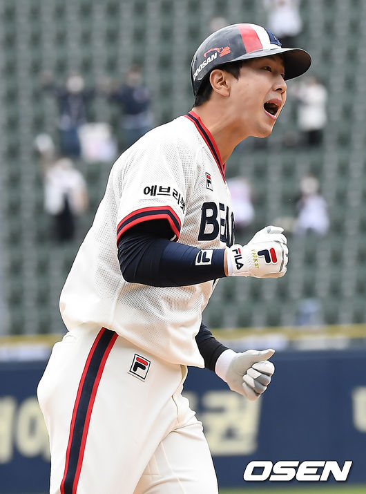 4일 오후 서울 잠실야구장에서 ‘2021 신한은행 SOL KBO 리그’ 두산 베어스와 KIA 타이거즈의 경기가 열렸다.8회말 1사 1,2루 두산 박건우가 역전 스리런 홈런을 때린 뒤 기뻐하고 있다. /youngrae@osen.co.kr