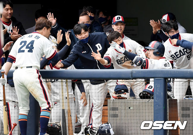 4일 오후 서울 잠실야구장에서 ‘2021 신한은행 SOL KBO 리그’ 두산 베어스와 KIA 타이거즈의 경기가 열렸다.8회말 1사 1,2루 두산 박건우가 역전 스리런 홈런을 때린 뒤 기뻐하고 있다. /youngrae@osen.co.kr