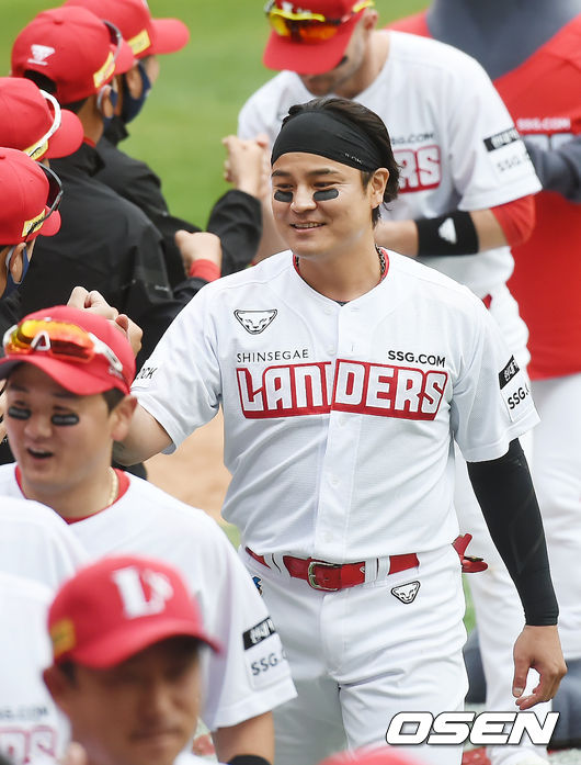 경기를 마치고 SSG 추신수가 코치진들과 하이파이브를 하고 있다. / rumi@osen.co.kr