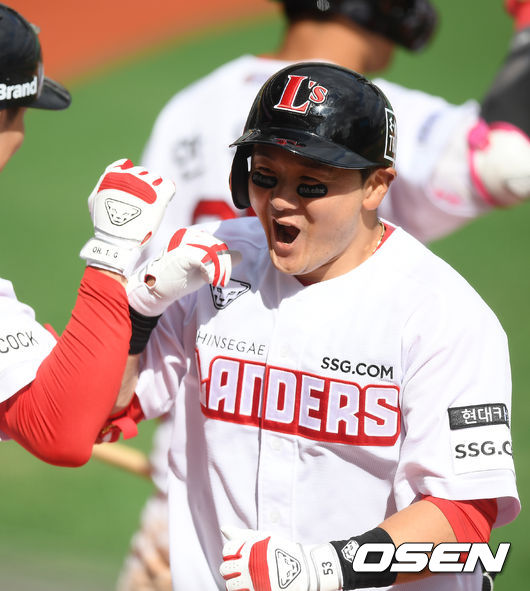 4회말 무사 1루 SSG 최주환이 투런 홈런을 날린 후 홈을 밟은 후 동료들과 하이파이브를 하며 기뻐하고 있다. / rumi@osen.co.kr