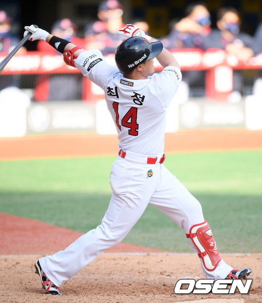 8회말 1사 SSG 최정이 좌중월 솔로홈런을 날리고 있다./ rumi@osen.co.kr