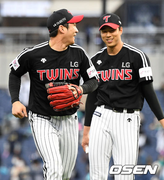 7회말 1사 1,2루에서 LG 정우영이 NC 박민우를 병살 처리하며 오지환과 기뻐하고 있다. /jpnews@osen.co.kr