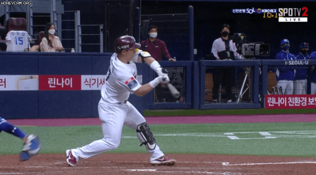[사진] 4일 삼성-키움전, 5회 2사 만루에서 박동원의 배트가 돌아간 장면. / 스포티비 중계 화면