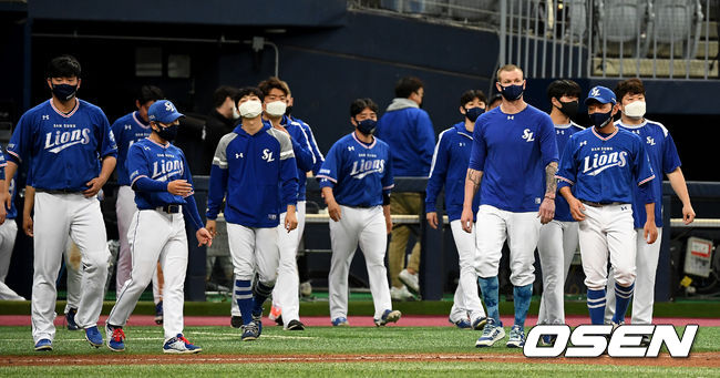 키움과 개막 2연전에서 모두 패배한 삼성 선수들이 4일 경기 후 팬들에게 인사하기 위해 그라운드로 나서고 있다. / dreamer@osen.co.kr