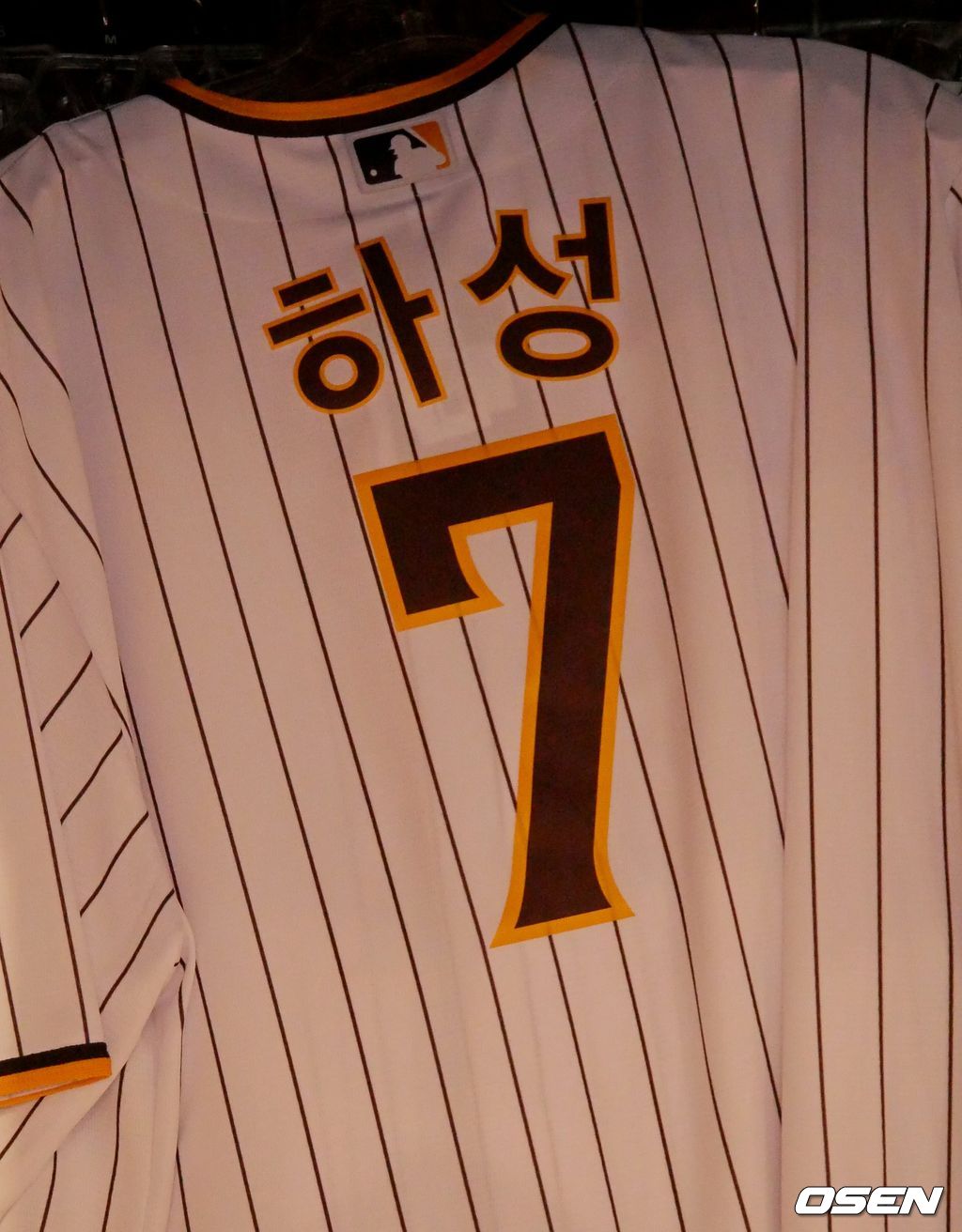 [OSEN=샌디에이고, 이사부 통신원] 샌디에이고 펫코 파크의 공식 기념품숍에 걸려 있는 김하성의 샌디에이고 저지. 이 제품은 오더메이드 형식으로 한 팬이 주문한 것이다. /lsboo@osen.co.kr