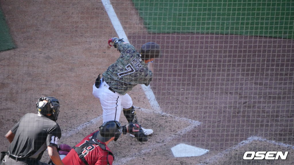 [OSEN=샌디에이고, 이사부 통신원] 샌디에이고의 김하성이 5일(한국시간) 펫코 파크에서 열린 애리조나와의 홈경기 9회 말 투수 타석에 대타로 나서 내야 땅볼을 치고 있다.  /lsboo@osen.co.kr