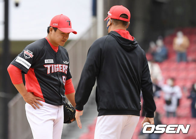4일 오후 서울 잠실야구장에서 ‘2021 신한은행 SOL KBO 리그’ 두산 베어스와 KIA 타이거즈의 경기가 열렸다.8회말 2사 1루 KIA 장현식이 강판되고 있다. /youngrae@osen.co.kr