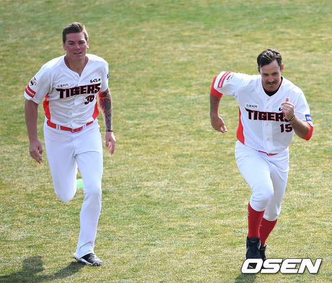 KIA 외국인투수 브룩스와 멩덴이 달리기 훈련을 하고 있다. / dreamer@osen.co.kr