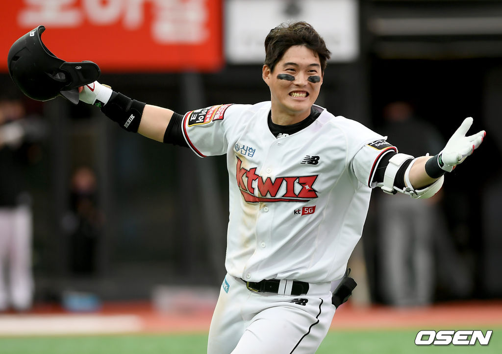9회말 2사 1, 2루 KT 배정대가 끝내기 안타를 날린 뒤 세레모니를  하고 있다. /ksl0919@osen.co.kr