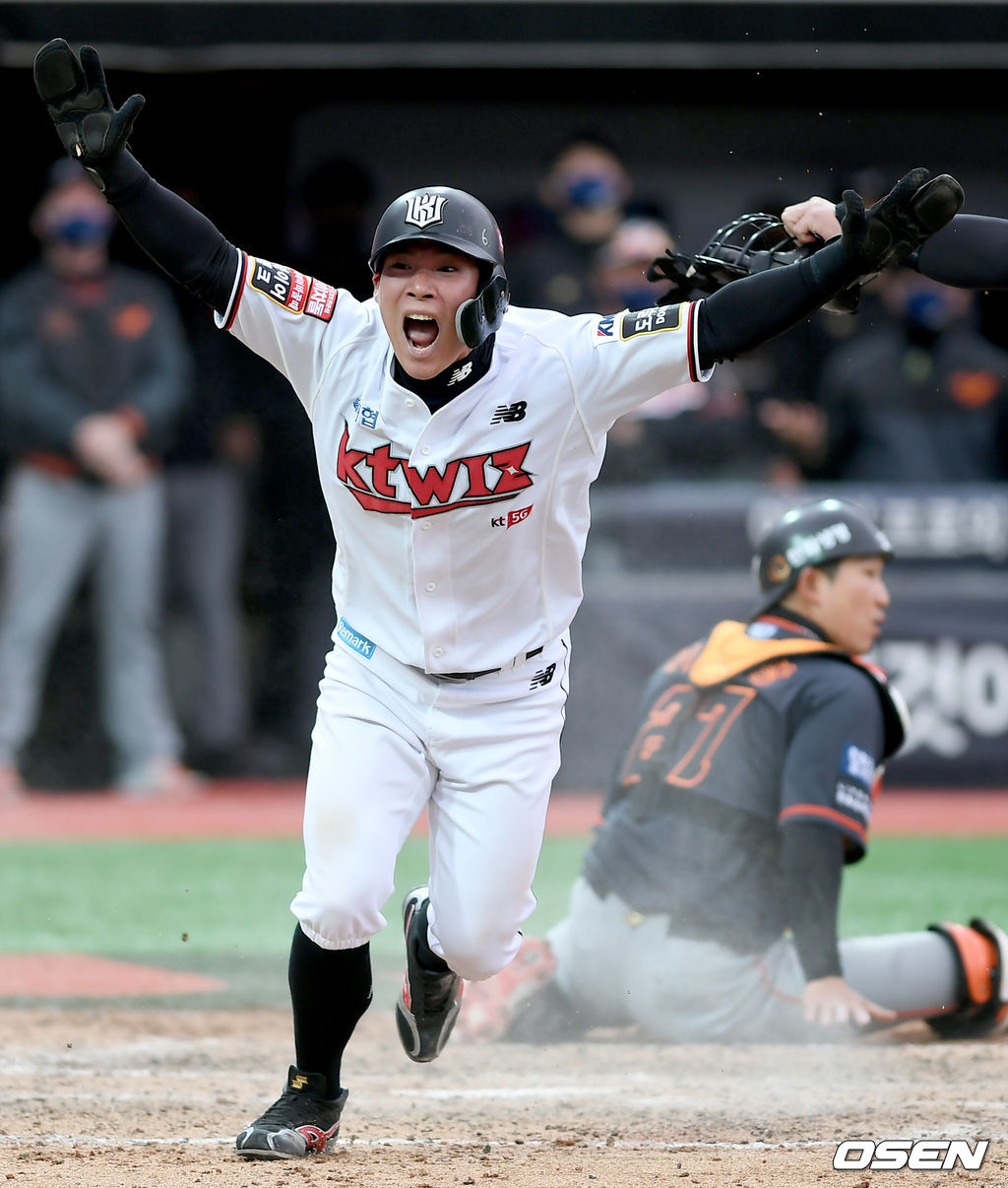 9회말 2사 1, 2루 KT 배정대의 끝내기 안타 때 2루 주자 송민섭이 홈을 밟은 뒤 환호하고 있다. /ksl0919@osen.co.kr