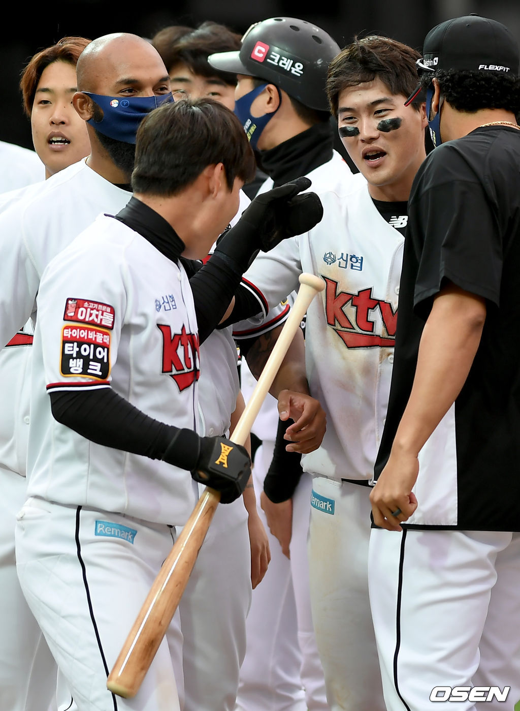 9회말 2사 1, 2루 KT 배정대가 끝내기 안타를 날린 뒤 송민섭과 기쁨을 나누고 있다. /ksl0919@osen.co.kr
