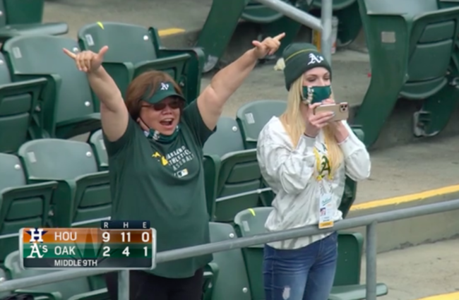 [사진] 카아이 톰의 어머니(왼쪽)와 여자친구가 환호하고 있다. /MLB TV 중계화면