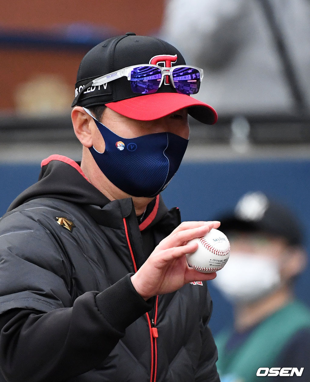 LG 류지현 감독이 첫 승 기념구를 들고 포즈를 취하고 있다. /jpnews@osen.co.kr