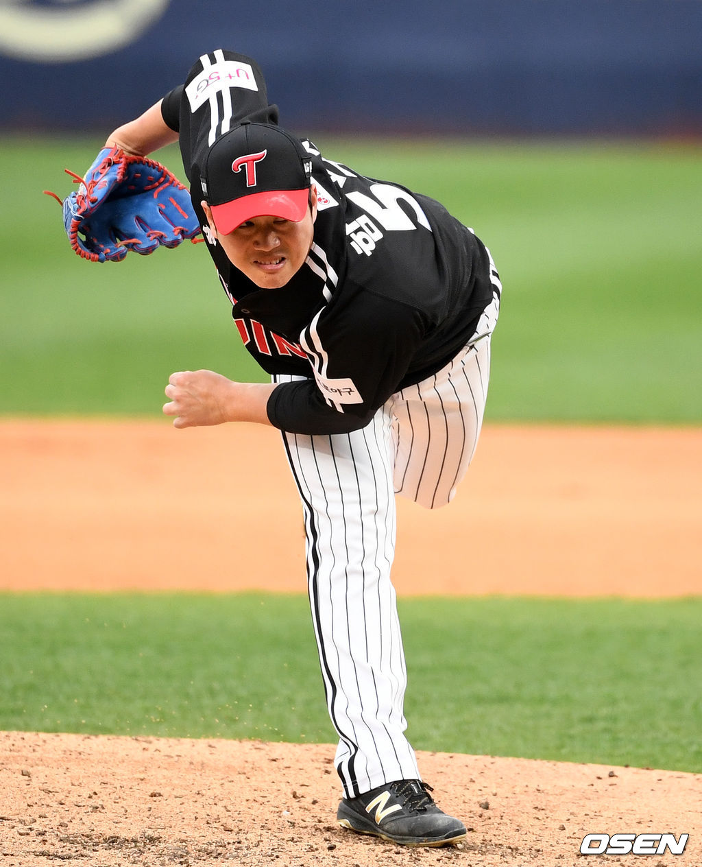 LG 함덕주가 역투하고 있다. /jpnews@osen.co.kr