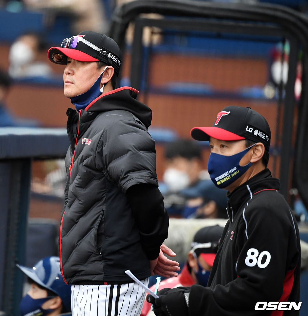 LG 류지현 감독이 김동수 수석코치와 더그아웃에서 경기를 지켜보고 있다. /jpnews@osen.co.kr
