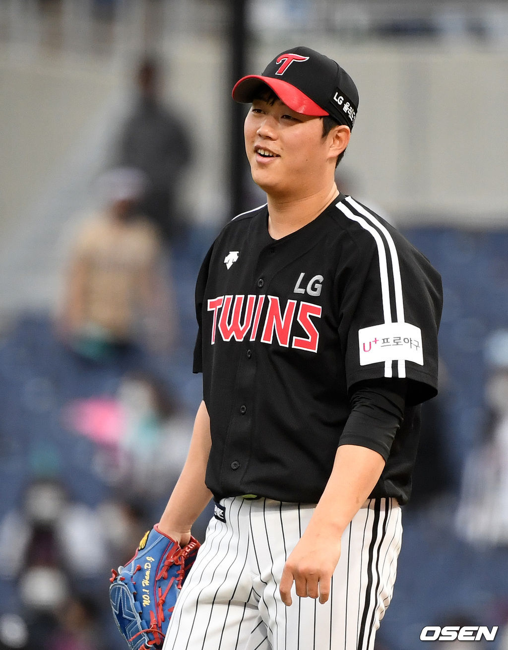 LG 함덕주가 이형종의 호수비에 미소짓고 있다. /jpnews@osen.co.kr