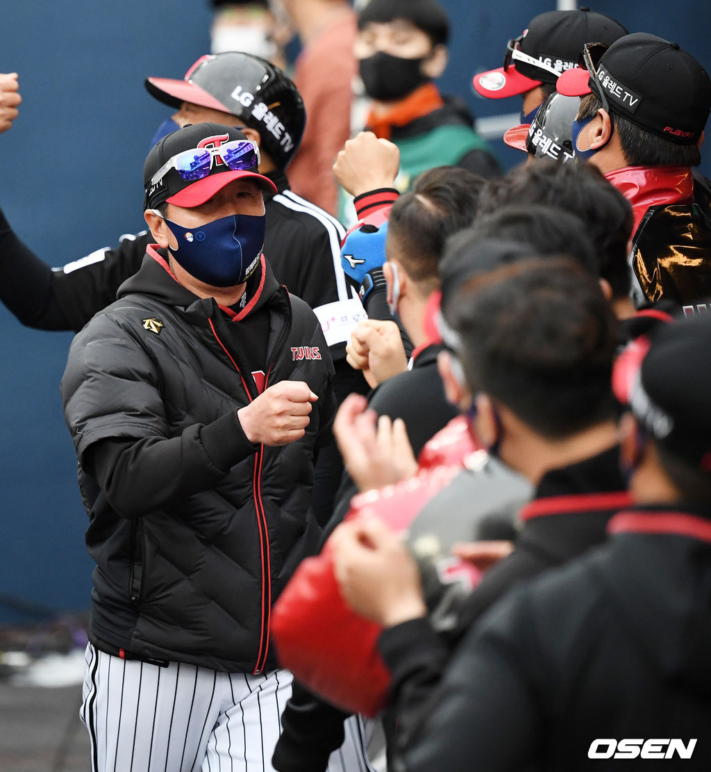 LG 류지현 감독이 코칭스태프와 첫 승을 기뻐하고 있다. /jpnews@osen.co.kr