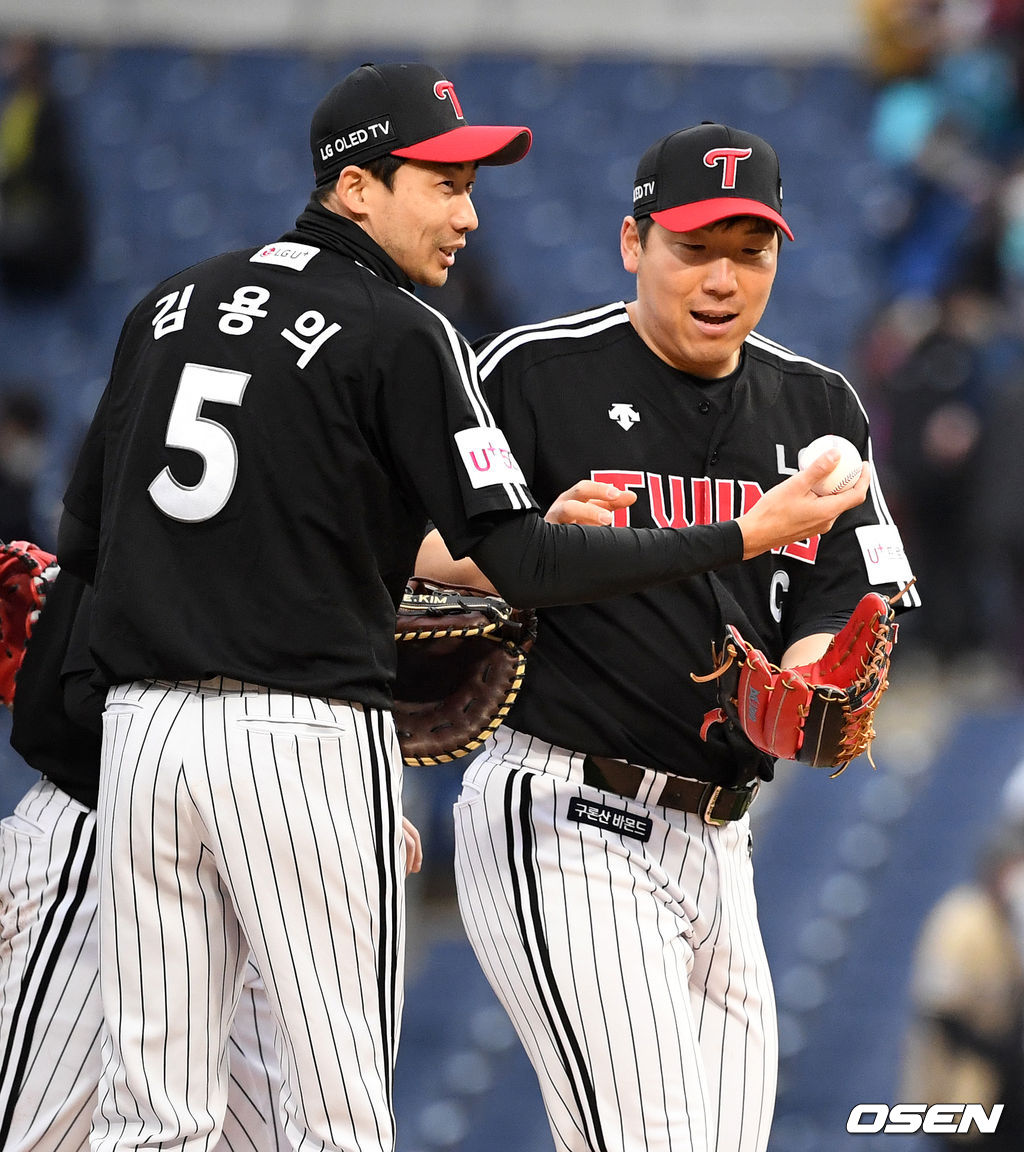 LG 김용의가 류지현 감독의 첫 승 기념구를 주장인 김현수에 전하고 있다. /jpnews@osen.co.kr