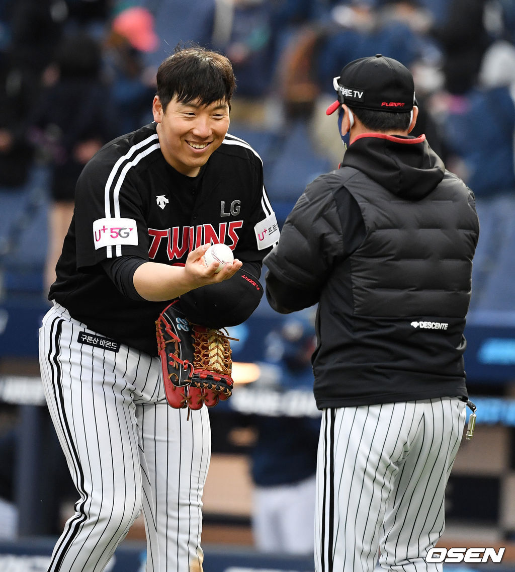 LG 김현수가 류지현 감독에게 첫 승 기념구를 전달하고 있다. /jpnews@osen.co.kr