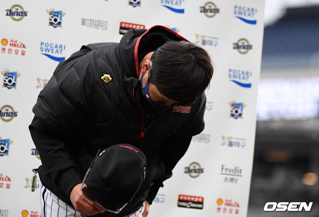 데뷔전 승리를 거둔 LG 류지현 감독이 인터뷰에 앞서 환호하는 팬들에 인사를 하고 있다. /jpnews@osen.co.kr