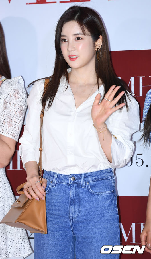 에이핑크 박초롱이 VIP시사회에 입장하며 포즈를 취하고 있다. /hyun309@osen.co.kr