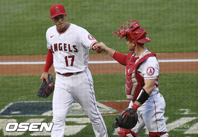 [사진] LA 에인절스의 오타니 쇼헤이가 5일(한국시간) 에인절 스타디움에서 벌어진 시카고 화이트삭스와의 경기에서 이닝을 마친 뒤 포수 맥스 스타시와 주먹을 치고 있다. ⓒGettyimages(무단전재 및 재배포 금지)