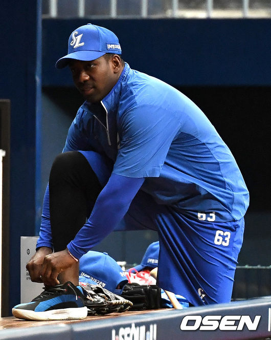 훈련 시작을 앞두고 삼성 외국인타자 피렐라가 신발끈을 묶고 있다. / dreamer@osen.co.kr