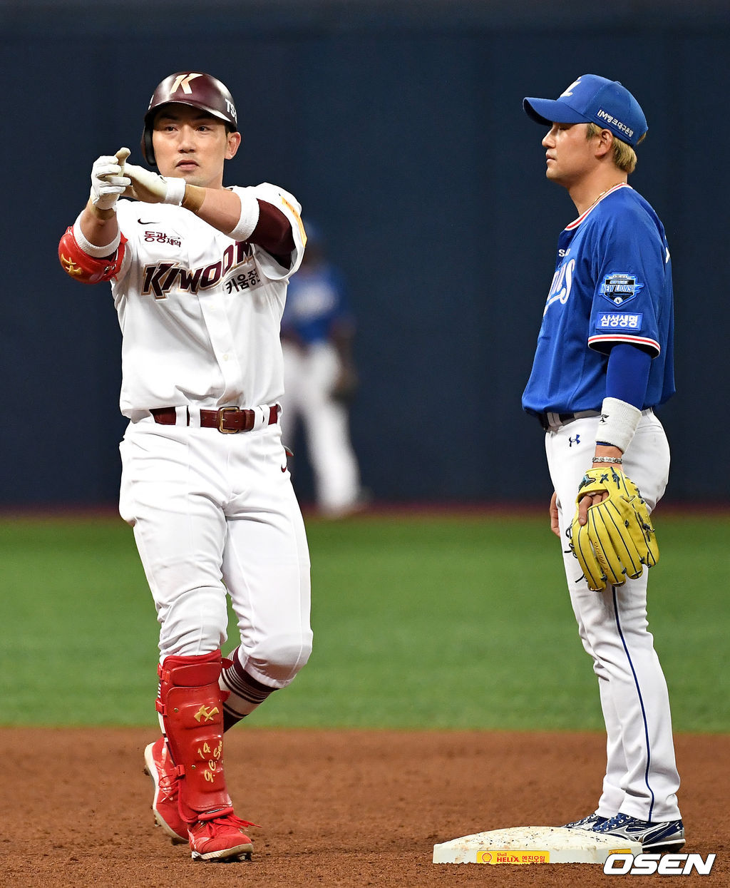 키움 서건창이 좌측 1타점 2루타를 날리고 2루에 안착해 세리머니를 하고 있다.  / dreamer@osen.co.kr