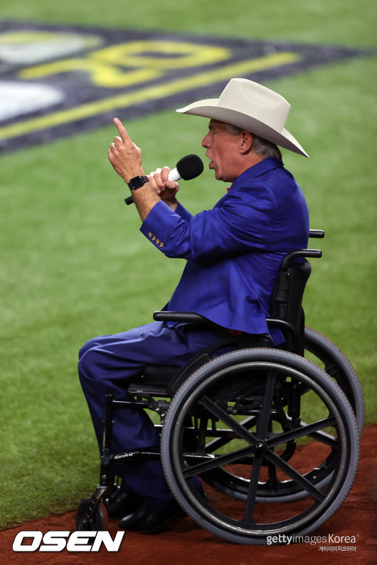 [사진] 작년 월드시리즈 1차전에 참석해 연설을 하고 있는 그렉 애보트 텍사스 주지사.  ⓒGettyimages(무단전재 및 재배포 금지)