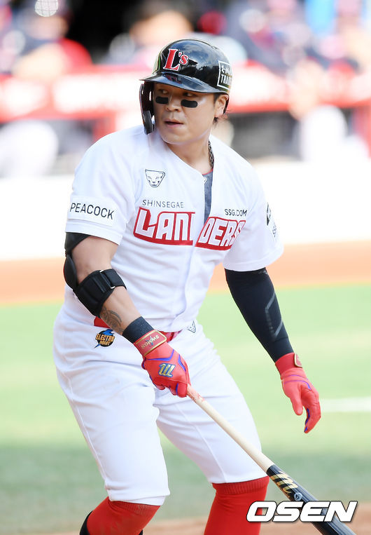 8회말 SSG 추신수가 타석에서 볼넷을 골라냈다고 생각하며 걸어나가다 강광회 구심의 스트라이크 아웃 콜을 들으며 당황하고 있다./ rumi@osen.co.kr