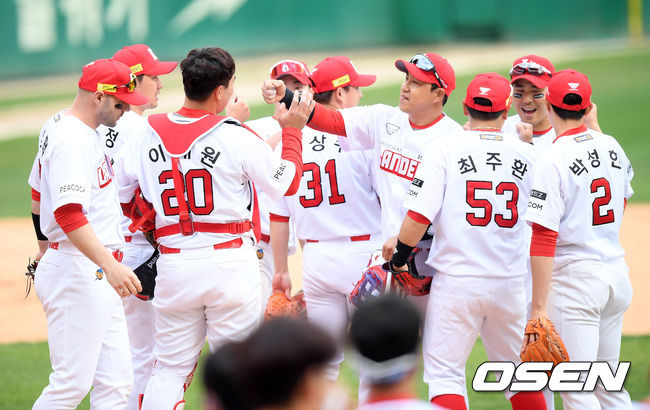 경기를 마치고 SSG 선수들이 하이파이브를 하고 있다. / rumi@osen.co.kr