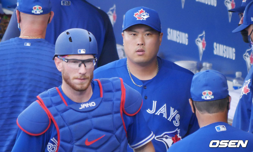 [OSEN=더니든(미 플로리다주), 이사부 통신원] 토론토 블루제이스의 류현진(오른쪽)과 포수 대니 잰슨.  /lsboo@osen.co.kr