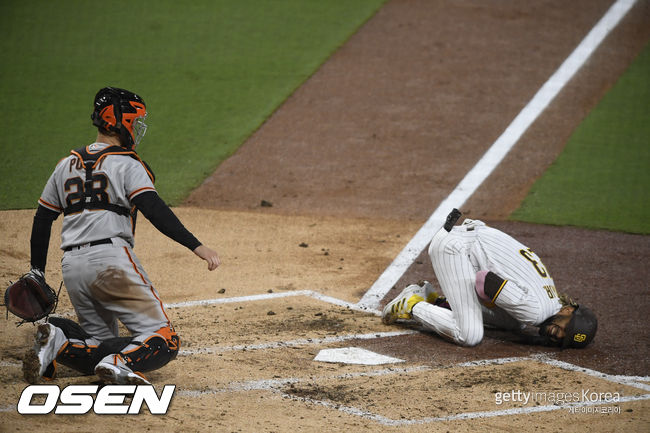 [사진] 샌디에이고의 페르난도 타티스 주니어가 6일(한국시간) 펫코 파크에서 열린 샌프란시스코와의 경기 3회 말서 헛스윙을 크게 한 뒤 그라운드에 엎드려 통증을 호소하고 있다. ⓒGettyimages(무단전재 및 재배포 금지)