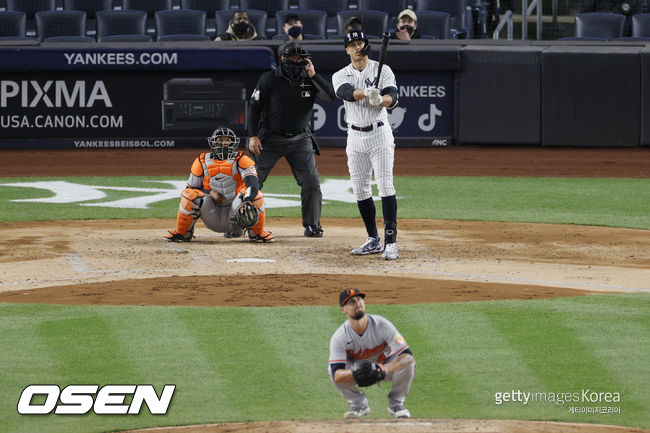 [사진] 뉴욕 양키스의 지안카를로 스탠튼이 6일(한국시간) 열린 볼티모어와의 경기 5회 말 초대형 만루홈런을 날린 뒤 담장을 향해 날아가는 공을 바라보고 있다. 주저앉은 상대 투수는 숀 암스트롱. ⓒGettyimages(무단전재 및 재배포 금지)