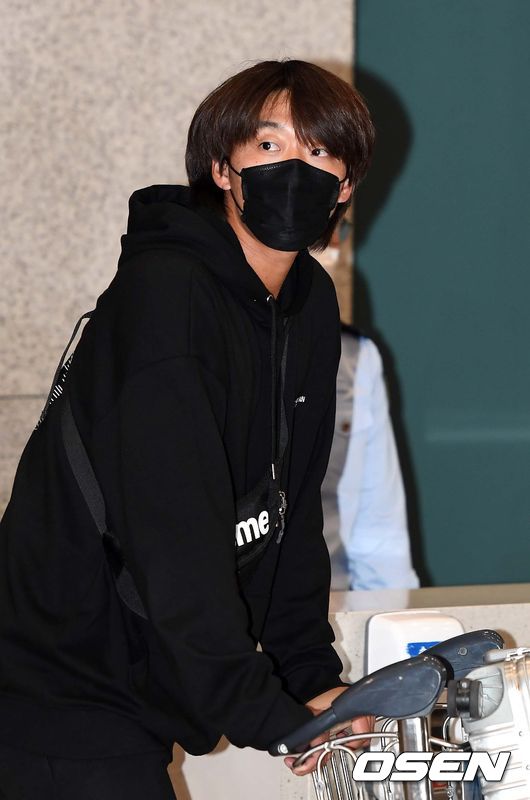 삼성 라이온즈가 일본 오키나와에서 열린 스프링캠프를 마치고 8일 인천공항을 통해 귀국했다.삼성 정인욱이 입국장을 나가고 있다. /sunday@osen.co.kr