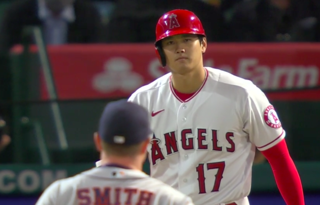 [사진] 8회 사구 직후 오타니가 투수 스미스를 노려보고 있다. /MLB TV 중계화면
