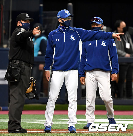 3일 오후 서울 고척스카이돔에서 ‘2021 신한은행 SOL KBO 리그’ 개막전 키움 히어로즈와 삼성 라이온즈의 경기가 열렸다.6회초 무사 1루 상황 삼성 이학주의 펜스 맞는 안타 때 주자 이헌곤이 키움 좌익수 이용규의 캐치를 보고 아웃으로 판단, 1루로 귀루했다. 하지만 심판진은 캐치 아웃 선언을 안했고, 1루로 귀루한 김헌곤은 타자 주자 이학주를 추월하게 돼 더블아웃 됐다. 심판진에게 어필하는 삼성 허삼영 감독.  / dreamer@osen.co.kr
